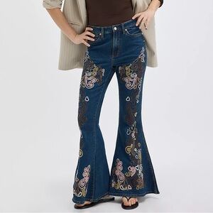 NEW Wrangler x Lainey Wilson Wildflower Embroidered Jeans Bellbottom Flare